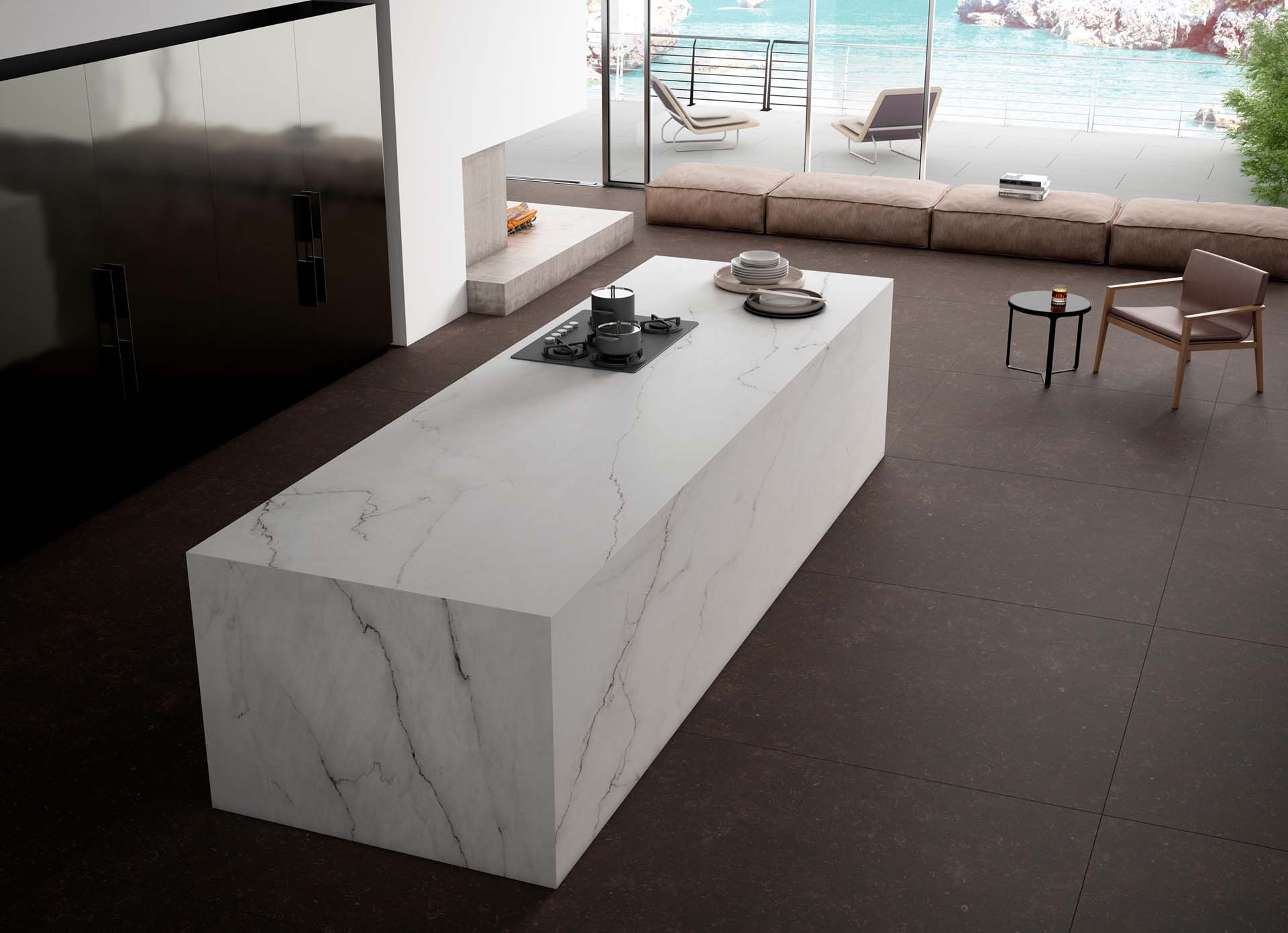 Cocina con mármol blanco en la encimera y la isla