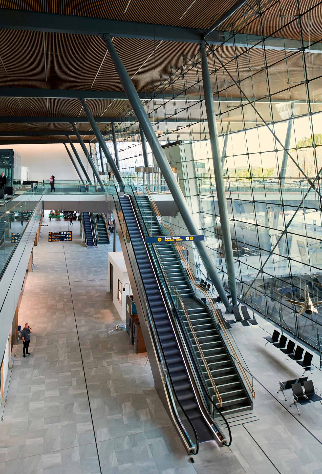 azulejos en suelo exterior en zona de alto tránsito