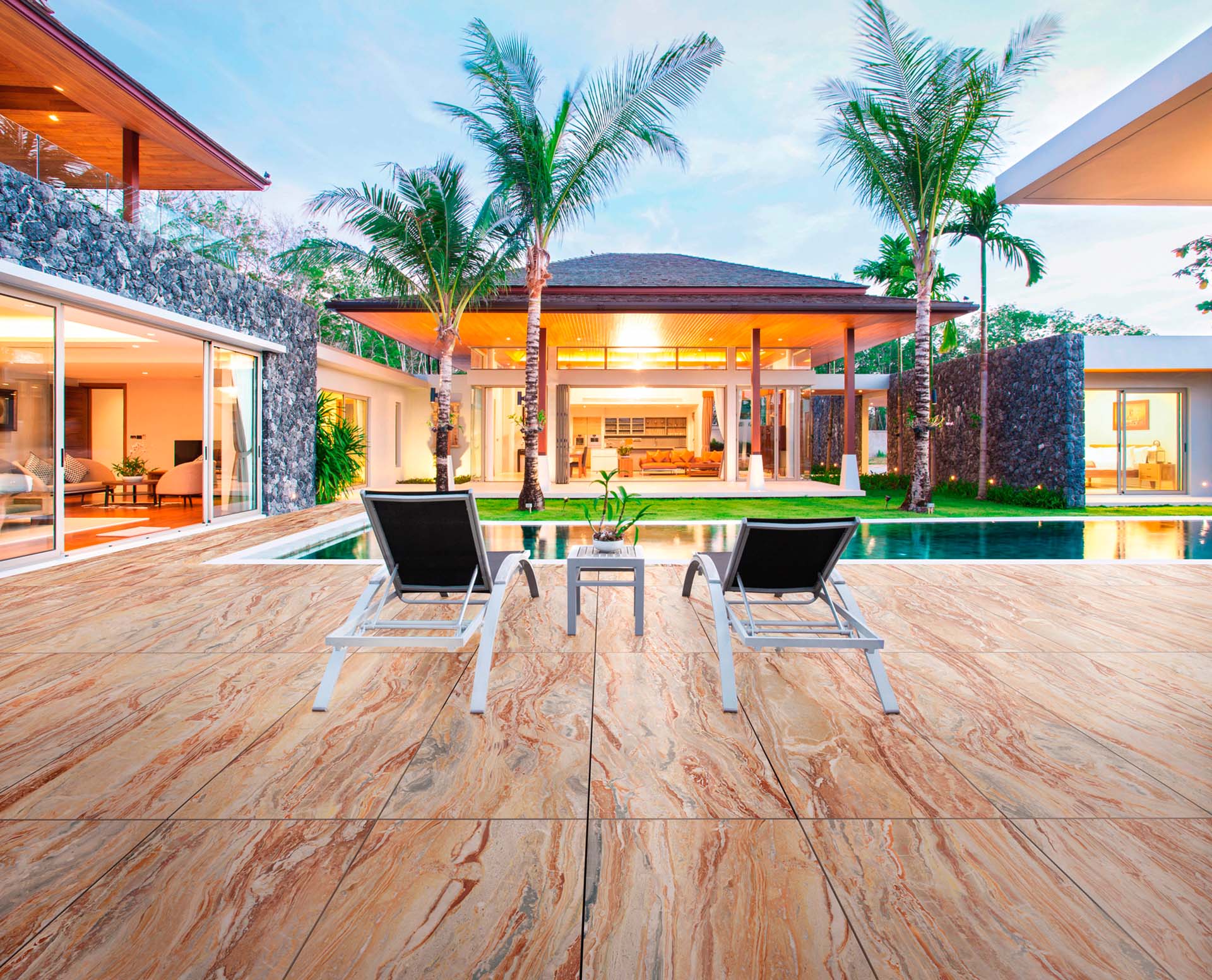 suelo porcelánico efecto mármol en piscina