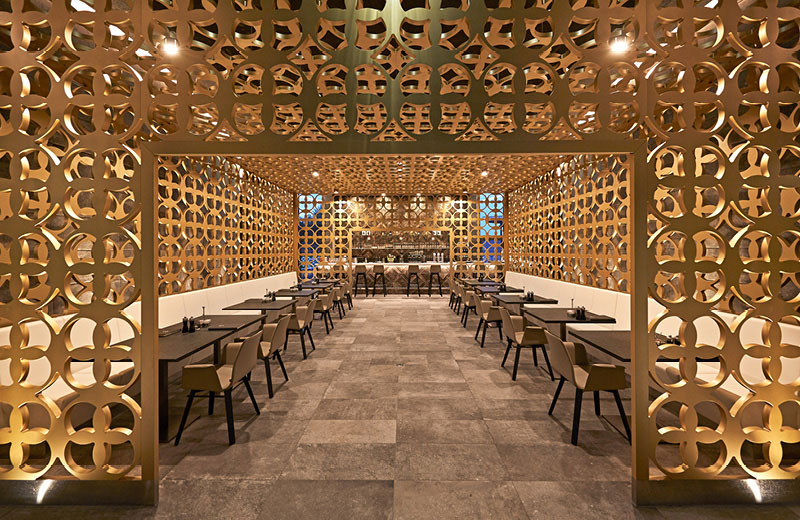 entrada a hotel con suelo porcelánico de color marrón elegante